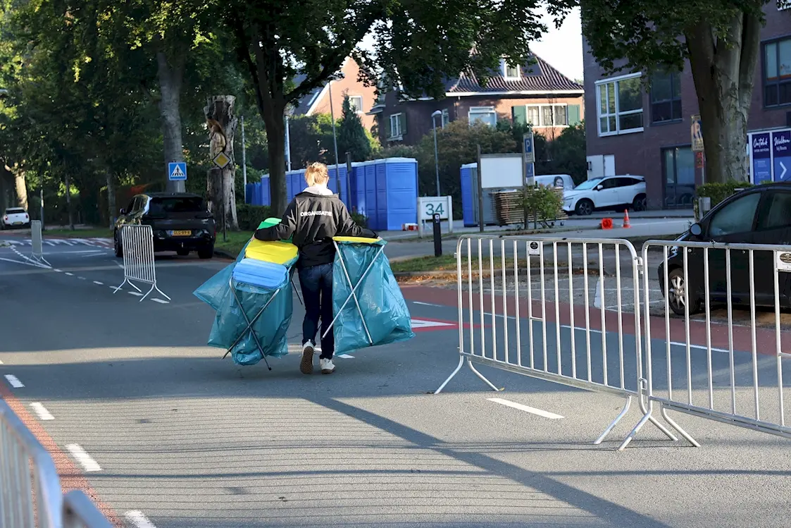 Vrijwilligers bij de finish na afloop van het evenement