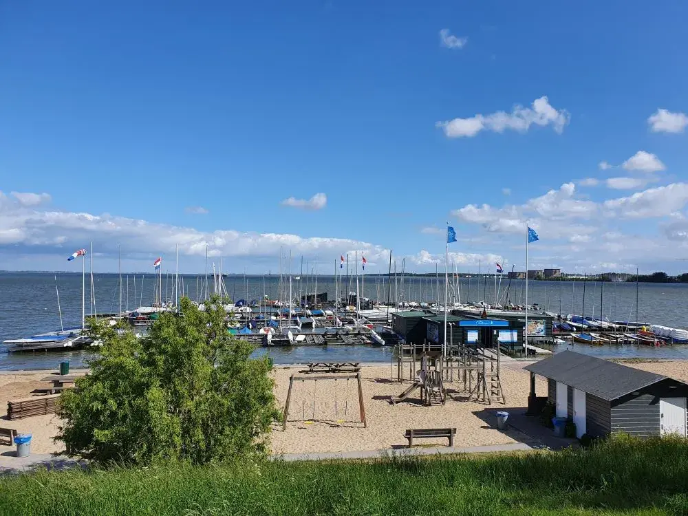 Muiderberg aan het IJmeer, een van de voormalige gemeenten die in 2016 fuseerden tot Gooise Meren