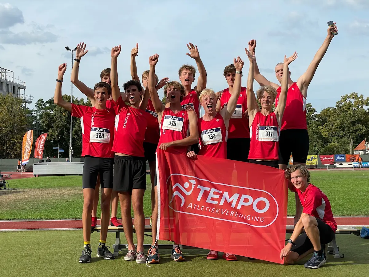 Hardlopers, verwijzend naar negentig jaar Tempo AV